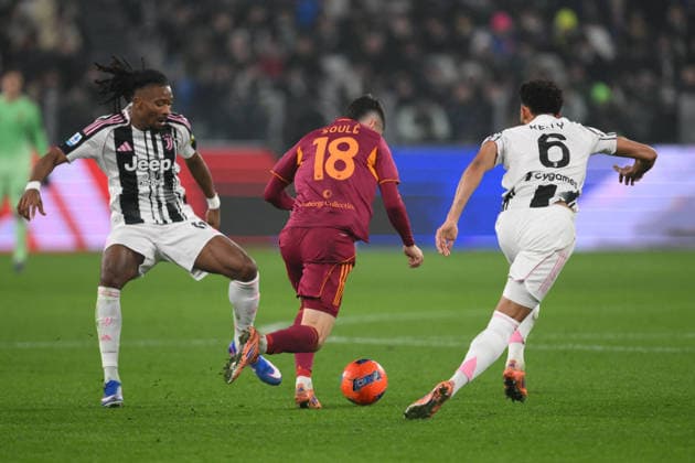 CALCIO - Serie A - Juventus FC vs AS Roma Matias Soule of AS Roma under pressure from Khephren Thuram of FC Juventus during the match of 16th day of the Serie A Championship between F.C. Juventus and A.S.Roma at the Allianz Stadium on Dec 20, 2025 in Turin, Italy. during Juventus FC vs AS Roma, Italian soccer Serie A match in Torino, Italy, December 20 2025 Torino Italy  Copyright: xIPAxSport ABACAx