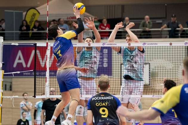 1 Volleyball Bundesliga Season 2025 2026 Cerebricks Volley Goats Mitteldeutschland vs SWD Powervolleys Düren Halle, Germany 20 December 2025 Pictured from left Sebastian Lara Bitterfeld , Jordan Alexander Canham Dueren ,Lukas Pockrandt Bitterfeld and Siebe Korenblek Dueren Halle Saale swh Arena Sachsen Anhalt Germany