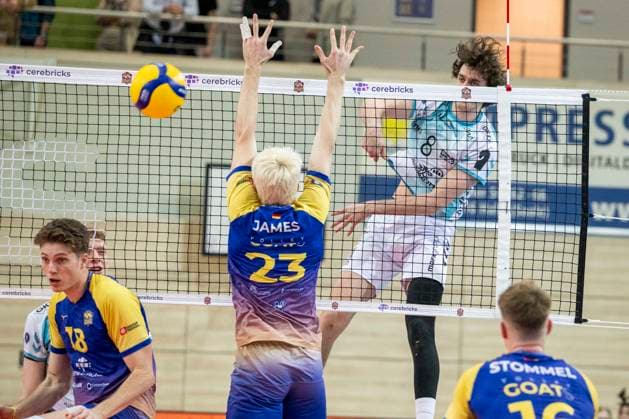 1 Volleyball Bundesliga Season 2025 2026 Cerebricks Volley Goats Mitteldeutschland vs SWD Powervolleys Düren Halle, Germany December 20, 2025 Pictured from left Samuel Schellenberg Bitterfeld and Robin Baghdady Dueren Halle Saale swh Arena Sachsen Anhalt Germany
