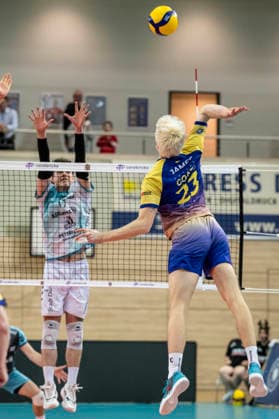 1 Volleyball Bundesliga Season 2025 2026 Cerebricks Volley Goats Mitteldeutschland vs SWD Powervolleys Düren Halle, Germany 20 December 2025 Pictured from left Zachary Peter Hutcheson Dueren and Samuel Schellenberg Bitterfeld Halle Saale swh Arena Sachsen Anhalt Germany