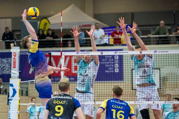 1 Volleyball Bundesliga Season 2025 2026 Cerebricks Volley Goats Mitteldeutschland vs SWD Powervolleys Düren Halle, Germany 20 December 2025 Pictured from left Tom Borchert Bitterfeld , Joris Benjamin Berkhout Dueren and Petteri Samuli Tyynismaa Dueren Halle Saale swh Arena Sachsen Anhalt Germany