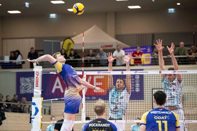 1 Volleyball Bundesliga Season 2025 2026 Cerebricks Volley Goats Mitteldeutschland vs SWD Powervolleys Düren Halle, Germany 20 December 2025 Pictured from left Tom Borchert Bitterfeld , Joris Benjamin Berkhout Dueren and Petteri Samuli Tyynismaa Dueren Halle Saale swh Arena Sachsen Anhalt Germany