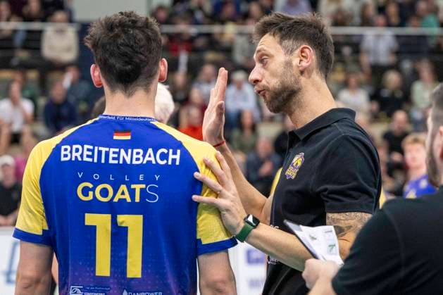 1 Volleyball Bundesliga Season 2025 2026 Cerebricks Volley Goats Mitteldeutschland vs SWD Powervolleys Düren Halle, Germany December 20, 2025 In the picture from left Nick Breitenbach Bitterfeld and coach Christian Imhoff Bitterfeld gestures, gestures, gestures, Halle Saale swh Arena Sachsen Anhalt Germany