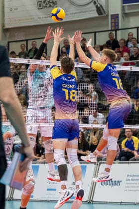 1 Volleyball Bundesliga Season 2025 2026 Cerebricks Volley Goats Mitteldeutschland vs SWD Powervolleys Düren Halle, Germany December 20, 2025 Pictured from left Siebe Korenblek Dueren , Dax Tompkins Bitterfeld and Paul Stommel Bitterfeld Halle Saale swh Arena Sachsen Anhalt Germany