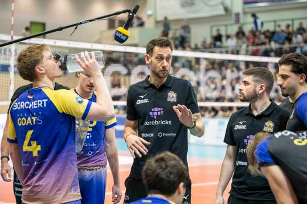 1 Volleyball Bundesliga season 2025 2026 Cerebricks Volley Goats Mitteldeutschland vs SWD Powervolleys Düren Halle, Germany 20 December 2025 In the picture center coach Christian Imhoff Bitterfeld gestures, gestures, gestures, Halle Saale swh Arena Sachsen Anhalt Germany