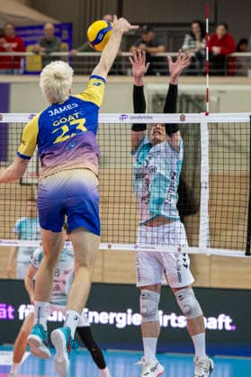 1 Volleyball Bundesliga Season 2025 2026 Cerebricks Volley Goats Mitteldeutschland vs SWD Powervolleys Düren Halle, Germany 20 December 2025 Pictured from left Samuel Schellenberg Bitterfeld and Zachary Peter Hutcheson Dueren Halle Saale swh Arena Sachsen Anhalt Germany