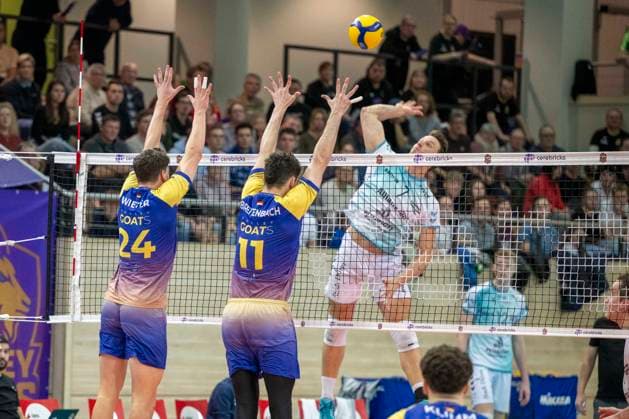 1 Volleyball Bundesliga Season 2025 2026 Cerebricks Volley Goats Mitteldeutschland vs SWD Powervolleys Düren Halle, Germany 20 December 2025 Pictured from left Clay Wieter Bitterfeld , Nick Breitenbach Bitterfeld and Jordan Alexander Canham Dueren Halle Saale swh Arena Sachsen Anhalt Germany