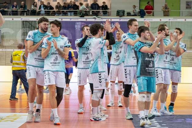 1 Volleyball Bundesliga Season 2025 2026 Cerebricks Volley Goats Mitteldeutschland vs SWD Powervolleys Düren Halle, Germany December 20, 2025 In the picture The team from Dueren celebrates their victory against the Volley Goats Halle Saale swh Arena Sachsen Anhalt Germany