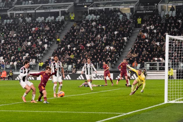 Roma™s Tommaso Baldanzi scoring the 2-1 goal for his team during the Serie A soccer match between Juventus Fc and Roma the Juventus Stadium in Turin, north west Italy - December 20, 2025. - Soccer  Copyright: xFabioxFerrari LaPressex