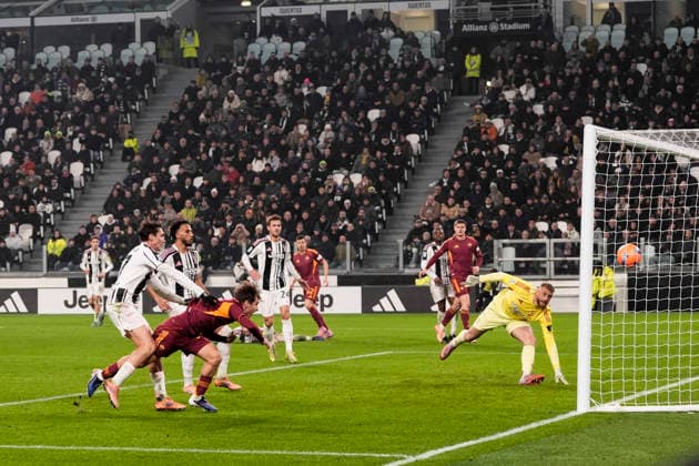 Roma™s Tommaso Baldanzi scoring the 2-1 goal for his team during the Serie A soccer match between Juventus Fc and Roma the Juventus Stadium in Turin, north west Italy - December 20, 2025. - Soccer  Copyright: xFabioxFerrari LaPressex