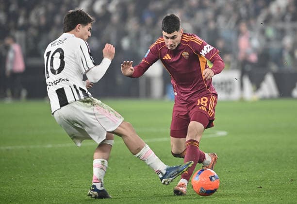 Juventus v AS Roma - Italia Serie A TURIN, ITALY, DECEMBER 20: Juventus Kenan Yildiz (L) fights for the ball with Roma s Mat’as Soule during the Italian serie A football match between Juventus and As Roma at the Juventus Stadium in Turin, Italy, on December 20, 2025. Isabella Bonotto Anadolu Turin Italy. Editorial use only. Please get in touch for any other usage.  Copyright: x2025xAnadoluxIsabellaxBonottox