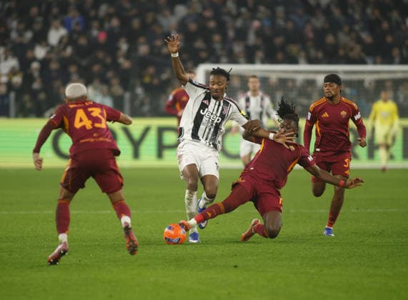 Khephren Thuram of Juventus FC and Manu Kone of AS Roma during the Italian Serie A, 2025 26 season, football match between Juventus FC and AS Roma on20 December 2025, at Allianz stadium, Turin, Italy. Photo Nderim KACELI  Copyright: xNderimxKaceli IPAxSportx xipa-agency.netx xx IPA_69361054 IPA_Agency_IPA69361054