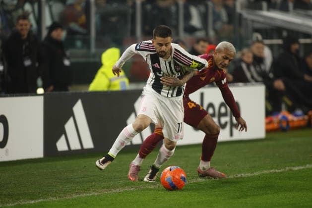 Edon Zhegrova of Juventus FC and Wesley of AS Roma during the Italian Serie A, 2025 26 season, football match between Juventus FC and AS Roma on20 December 2025, at Allianz stadium, Turin, Italy. Photo Nderim KACELI  Copyright: xNderimxKaceli IPAxSportx xipa-agency.netx xx IPA_69361114 IPA_Agency_IPA69361114