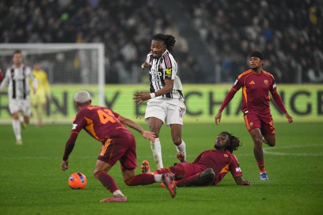 20th December 2025, Allianz Stadium, Turin, Italy; Serie AFootball; Juventus versus Roma; Khephren Thuram of FC Juventus under pressure from Manu Kone of AS Roma  AllShotxLive
