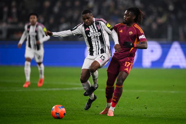 Juventus FC v AS Roma - Serie A Pierre Kalulu of Juventus FC comeptes for the ball with Manu Kone of AS Roma during the Serie A football match between Juventus FC and AS Roma. Turin Italy Copyright: xNicolòxCampox