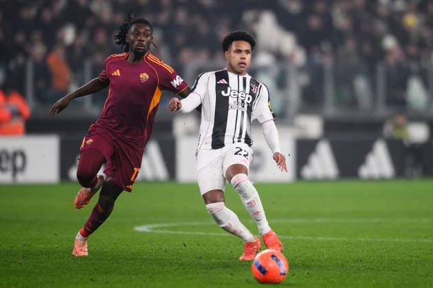 Juventus FC v AS Roma - Serie A Weston McKennie of Juventus FC comeptes for the ball with Manu Kone of AS Roma during the Serie A football match between Juventus FC and AS Roma. Turin Italy Copyright: xNicolòxCampox
