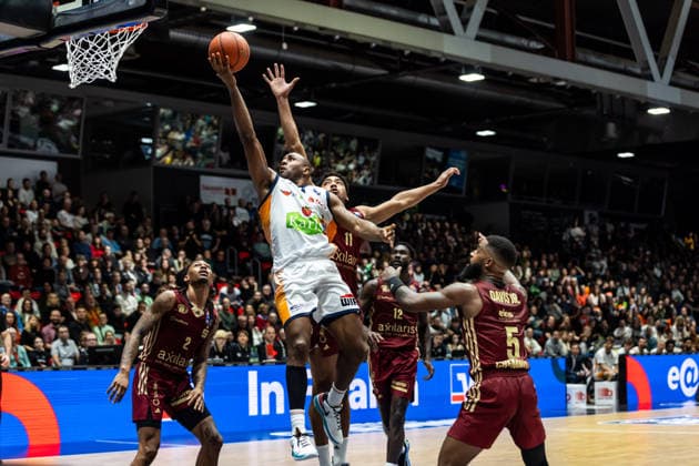 GER, easy Credit Basketball Bundesliga, Niners Chemnitz Rostock Seawolves 20 12 2025, Messe, Chemnitz, GER, easy Credit Basketball Bundesliga, Niners Chemnitz Rostock Seawolves DeAndre Lansdowne Rostock Seawolves 9 Foto Alexander Trienitz Chemnitz Messe Sachsen Germany