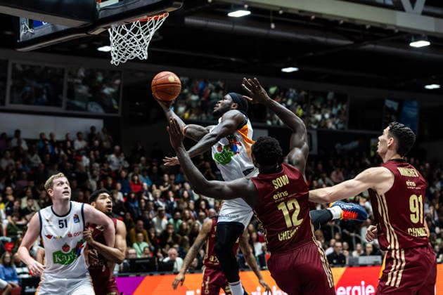 GER, easy Credit Basketball Bundesliga, Niners Chemnitz Rostock Seawolves 20 12 2025, Messe, Chemnitz, GER, easy Credit Basketball Bundesliga, Niners Chemnitz Rostock Seawolves TJ Crockett Jr Rostock Seawolves 0 , Amadou Sow Niners Chemnitz, 12 Foto Alexander Trienitz Chemnitz Messe Sachsen Germany