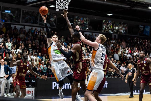 GER, easy Credit Basketball Bundesliga, Niners Chemnitz Rostock Seawolves 20 12 2025, Messe, Chemnitz, GER, easy Credit Basketball Bundesliga, Niners Chemnitz Rostock Seawolves Lukasz Kolenda Rostock Seawolves 10 , John Edward Newman III Niners Chemnitz, 9 Foto Alexander Trienitz Chemnitz Messe Sachsen Germany