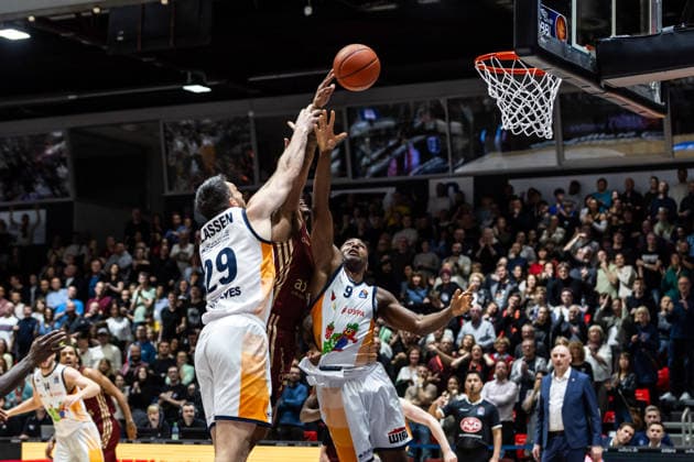GER, easy Credit Basketball Bundesliga, Niners Chemnitz Rostock Seawolves 20 12 2025, Messe, Chemnitz, GER, easy Credit Basketball Bundesliga, Niners Chemnitz Rostock Seawolves Owen Klassen Rostock Seawolves 29 , DeAndre Lansdowne Rostock Seawolves 9 Foto Alexander Trienitz Chemnitz Messe Sachsen Germany