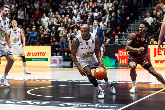 GER, easy Credit Basketball Bundesliga, Niners Chemnitz Rostock Seawolves 20 12 2025, Messe, Chemnitz, GER, easy Credit Basketball Bundesliga, Niners Chemnitz Rostock Seawolves DeAndre Lansdowne Rostock Seawolves 9 Foto Alexander Trienitz Chemnitz Messe Sachsen Germany