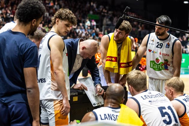 GER, easy Credit Basketball Bundesliga, Niners Chemnitz Rostock Seawolves 20 12 2025, Messe, Chemnitz, GER, easy Credit Basketball Bundesliga, Niners Chemnitz Rostock Seawolves Przemyslaw Frasunkiewicz Head Coach , Rostock Seawolves talks to his players Photo Alexander Trienitz Chemnitz Messe Sachsen Germany