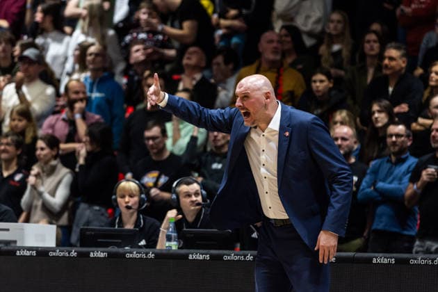 GER, easy Credit Basketball Bundesliga, Niners Chemnitz Rostock Seawolves 20 12 2025, Messe, Chemnitz, GER, easy Credit Basketball Bundesliga, Niners Chemnitz Rostock Seawolves Przemyslaw Frasunkiewicz Head Coach , Rostock Seawolves Foto Alexander Trienitz Chemnitz Messe Sachsen Germany