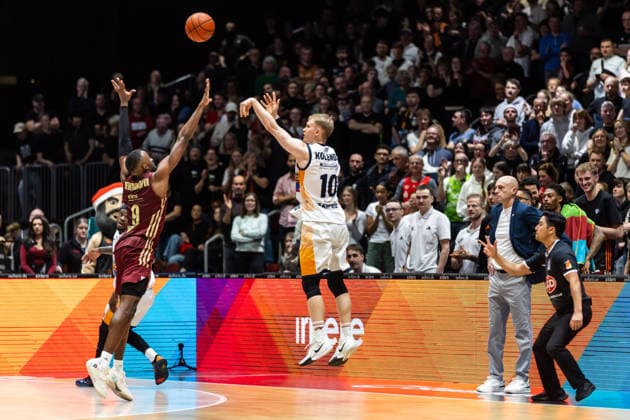 GER, easy Credit Basketball Bundesliga, Niners Chemnitz Rostock Seawolves 20 12 2025, Messe, Chemnitz, GER, easy Credit Basketball Bundesliga, Niners Chemnitz Rostock Seawolves Lukasz Kolenda Rostock Seawolves 10 , John Edward Newman III Niners Chemnitz, 9 Foto Alexander Trienitz Chemnitz Messe Sachsen Germany