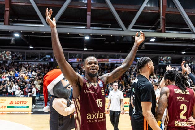 GER, easy Credit Basketball Bundesliga, Niners Chemnitz Rostock Seawolves 20 12 2025, Messe, Chemnitz, GER, easy Credit Basketball Bundesliga, Niners Chemnitz Rostock Seawolves Ty Brewer Niners Chemnitz, 15 jubelt Foto Alexander Trienitz Chemnitz Messe Sachsen Germany