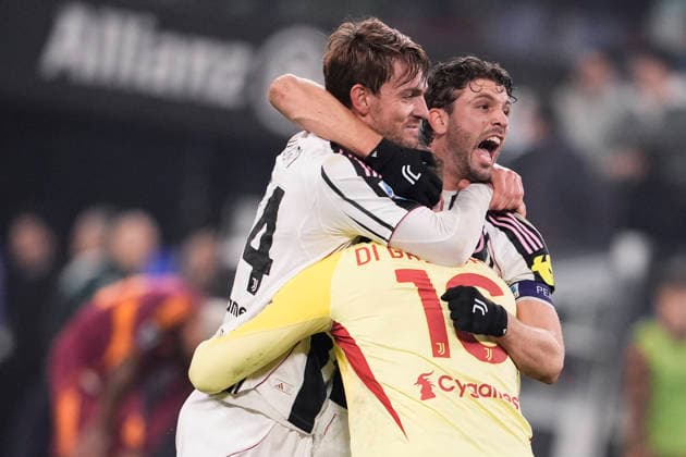 Juventus Daniele Rugani, Juventus Manuel Locatelli and Juventus goalkeeper Michele Di Gregorio celebrating for the victory of the Serie A soccer match between Juventus Fc and Roma the Juventus Stadium in Turin, north west Italy - December 20, 2025. - Soccer  Copyright: xFabioxFerrari LaPressex