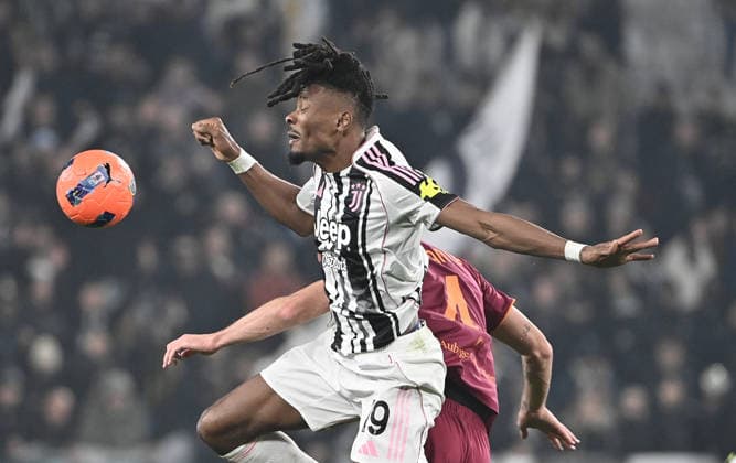 Juventus v AS Roma - Italia Serie A TURIN, ITALY, DECEMBER 20: Juventus Khephren Thuram-Ulien (L) fights for the ball with Roma s Bryan Cristante during the Italian serie A football match between Juventus and As Roma at the Juventus Stadium in Turin, Italy, on December 20, 2025. Isabella Bonotto Anadolu Turin Italy. Editorial use only. Please get in touch for any other usage.  Copyright: x2025xAnadoluxIsabellaxBonottox