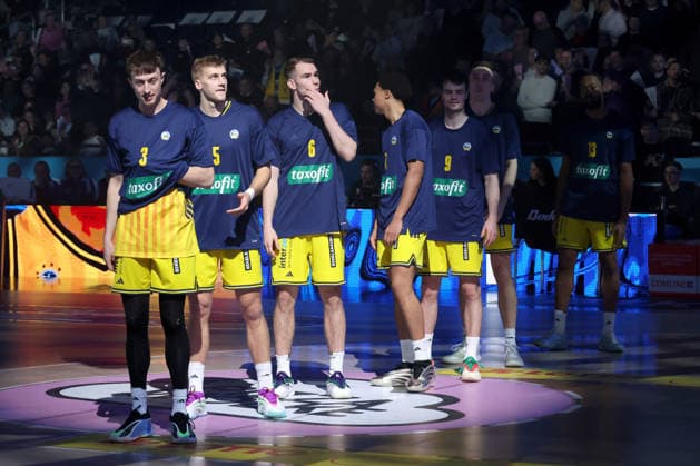 DEU, easyCredit BBL, ALBA vs ratiopharm Ulm, 20 12 2025, Uber Arena, Berlin, DEU, easyCredit BBL, ALBA vs ratiopharm Ulm, in the picture ALBA players circle, Alex OÕConnell ALBA Berlin 3 Sam Griesel ALBA Berlin 5 , MALTE DELOW ALBA Berlin 6 , Jack Kayil ALBA Berlin 7 , JONAS MATTISSECK ALBA Berlin 9 nordphotoxGmbHx xEngler nph00076