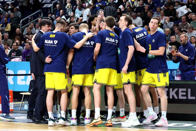 DEU, easyCredit BBL, ALBA vs ratiopharm Ulm, 20 12 2025, Uber Arena, Berlin, DEU, easyCredit BBL, ALBA vs ratiopharm Ulm, in the picture CHIEF COACH Pedro Calles ALBA Berlin , assistant coach Sebastian Trzcionka ALBA Berlin , ALBA players circle nordphotoxGmbHx xEngler nph00076