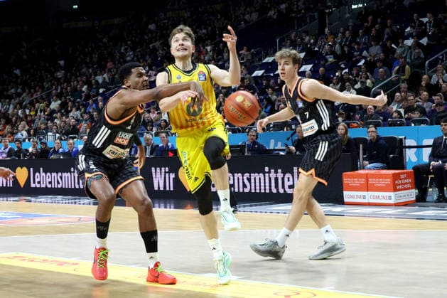 DEU, easyCredit BBL, ALBA vs ratiopharm Ulm, 20 12 2025, Uber Arena, Berlin, DEU, easyCredit BBL, ALBA vs ratiopharm Ulm, pictured Bennet Hundt ALBA Berlin 33 , Justin Simon ratiopharm Ulm 15 , Tobias Jensen ratiopharm Ulm 7 nordphotoxGmbHx xEngler nph00076