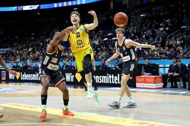 DEU, easyCredit BBL, ALBA vs ratiopharm Ulm, 20 12 2025, Uber Arena, Berlin, DEU, easyCredit BBL, ALBA vs ratiopharm Ulm, pictured Bennet Hundt ALBA Berlin 33 , Justin Simon ratiopharm Ulm 15 , Tobias Jensen ratiopharm Ulm 7 nordphotoxGmbHx xEngler nph00076