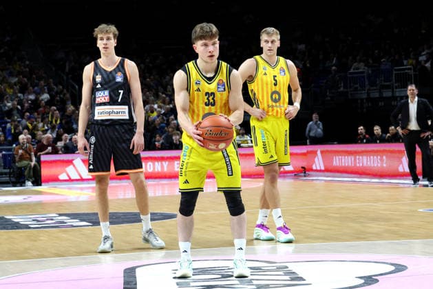 DEU, easyCredit BBL, ALBA vs ratiopharm Ulm, 20 12 2025, Uber Arena, Berlin, DEU, easyCredit BBL, ALBA vs ratiopharm Ulm, in the picture free throw by Bennet Hundt ALBA Berlin 33 , Sam Griesel ALBA Berlin 5 , Tobias Jensen ratiopharm Ulm 7 nordphotoxGmbHx xEngler nph00076