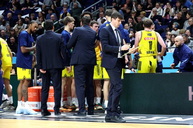 DEU, easyCredit BBL, ALBA vs ratiopharm Ulm, 20 12 2025, Uber Arena, Berlin, DEU, easyCredit BBL, ALBA vs ratiopharm Ulm, in the picture CHIEF TRAINER Pedro Calles ALBA Berlin , ALBA players circle nordphotoxGmbHx xEngler nph00076