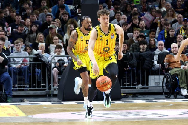 DEU, easyCredit BBL, ALBA vs ratiopharm Ulm, 20 12 2025, Uber Arena, Berlin, DEU, easyCredit BBL, ALBA vs ratiopharm Ulm, pictured Alex OÕConnell ALBA Berlin 3 , J Wan Roberts ALBA Berlin 13 nordphotoxGmbHx xEngler nph00076