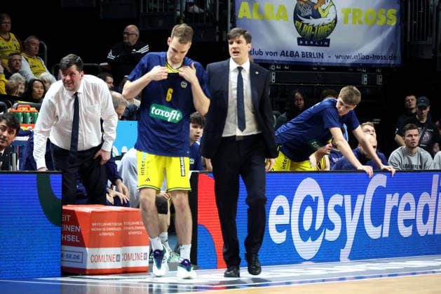 DEU, easyCredit BBL, ALBA vs ratiopharm Ulm, 20 12 2025, Uber Arena, Berlin, DEU, easyCredit BBL, ALBA vs ratiopharm Ulm, in the picture CHIEF TRAINER Pedro Calles ALBA Berlin , Co-Trainer Vladimir Bogojevic ALBA Berlin , MALTE DELOW ALBA Berlin 6 , ALBA players bench nordphotoxGmbHx xEngler nph00076