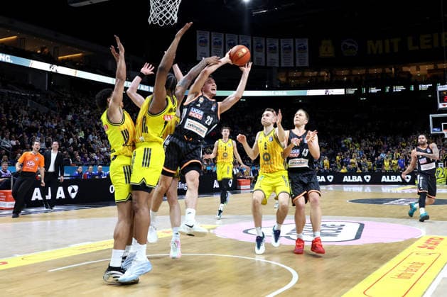 DEU, easyCredit BBL, ALBA vs ratiopharm Ulm, 20 12 2025, Uber Arena, Berlin, DEU, easyCredit BBL, ALBA vs ratiopharm Ulm, pictured Jack Kayil ALBA Berlin 7 , J Wan Roberts ALBA Berlin 13 , Justin Bean ALBA Berlin 34 , MALTE DELOW ALBA Berlin 6 , Diego Garavaglia ratiopharm Ulm 23 , Christian Sengfelder ratiopharm Ulm 43 nordphotoxGmbHx xEngler nph00076