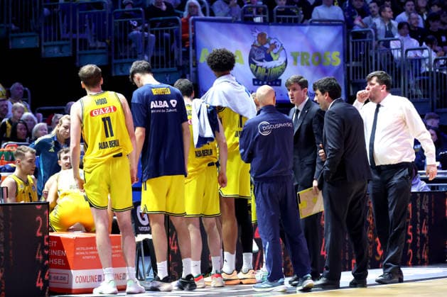 DEU, easyCredit BBL, ALBA vs ratiopharm Ulm, 20 12 2025, Uber Arena, Berlin, DEU, easyCredit BBL, ALBA vs ratiopharm Ulm, in the picture ALBA players circle, CHIEF COACH Pedro Calles ALBA Berlin , Co-Coach Vladimir Bogojevic ALBA Berlin , Assistant Coach Sebastian Trzcionka ALBA Berlin nordphotoxGmbHx xEngler nph00076