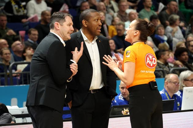 DEU, easyCredit BBL, ALBA vs ratiopharm Ulm, 20 12 2025, Uber Arena, Berlin, DEU, easyCredit BBL, ALBA vs ratiopharm Ulm, in the picture head coach Ty Harrelson ratiopharm Ulm , referee nordphotoxGmbHx xEngler nph00076