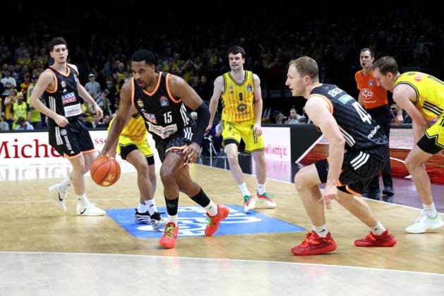 DEU, easyCredit BBL, ALBA vs ratiopharm Ulm, 20 12 2025, Uber Arena, Berlin, DEU, easyCredit BBL, ALBA vs ratiopharm Ulm, pictured Jack Kayil ALBA Berlin 7 , JONAS MATTISSECK ALBA Berlin 9 , Justin Simon ratiopharm Ulm 15 , Christian Sengfelder ratiopharm Ulm 43 nordphotoxGmbHx xEngler nph00076