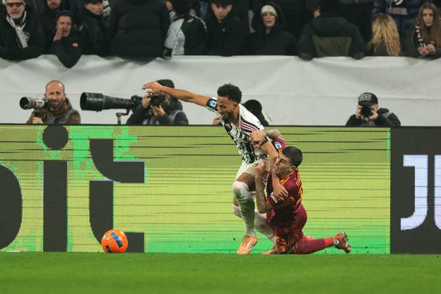 Turin, Italy, 20th December 2025. Gianluca Mancini of AS Roma wrestles with Lloyd Kelly of Juventus during the Juventus vs AS Roma Serie A match at Allianz Stadium, Turin. Picture credit should read: Jonathan Moscrop Sportimage EDITORIAL USE ONLY. No use with unauthorised audio, video, data, fixture lists, club league logos or live services. Online in-match use limited to 120 images, no video emulation. No use in betting, games or single club league player publications. SPI_041_JM_JUVE_ROMA SPI-4365-0041
