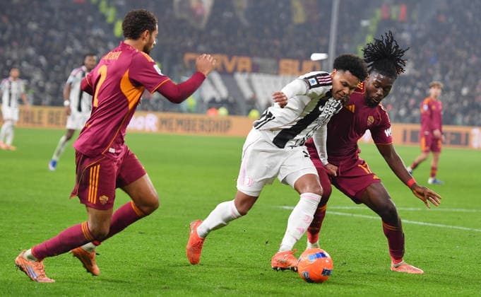 December 20, 2025, Turin, Italy: Juventus Weston McKennie and Roma s Manu Kone in action during the Italian Serie A soccer match Juventus FC vs AS Roma at the Allianz Stadium in Turin, Italy, 20 December 2025 ANSA ALESSANDRO DI MARCO. Serie A: Juventus FC Vs AS Roma  - ZUMAa110 20251220_zaf_a110_051 Copyright: xAlessandroxxxxxxxxDixMarcox