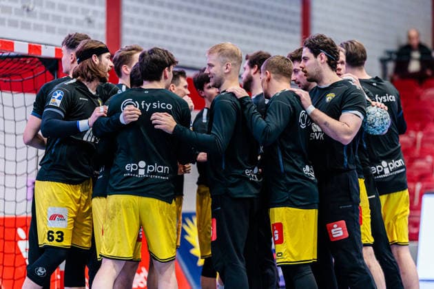 Team circle HSG Krefeld Niederrhein GER, TuS N Luebbecke vs HSG Krefeld Niederrhein, Handball, 2 Bundesliga, Matchday 16, Season 2025 2026, 20 12 2025 GER, TuS N Luebbecke vs HSG Krefeld Niederrhein, Handball, 2 Bundesliga, Matchday 16, Season 2025 2026, 20 12 2025 Luebbecke Copyright: xEibner-Pressefoto JanxRollingerx EP_JSK