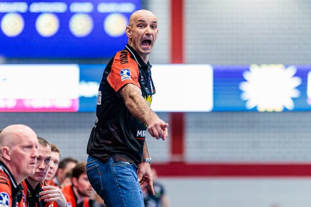 Davor Dominikovic TuS N Luebbecke, Coach aergert sich auf GER, TuS N Luebbecke vs HSG Krefeld Niederrhein, Handball, 2 Bundesliga, Matchday 16, Season 2025 2026, 20 12 2025 GER, TuS N Luebbecke vs HSG Krefeld Niederrhein, Handball, 2 Bundesliga, Matchday 16, Season 2025 2026, 20 12 2025 Luebbecke Copyright: xEibner-Pressefoto JanxRollingerx EP_JSK