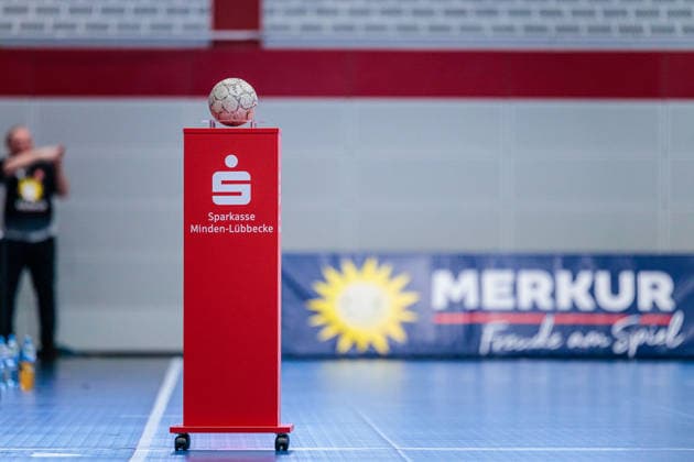 Match ball presentation in the Merkur Arena GER, TuS N Luebbecke vs HSG Krefeld Niederrhein, Handball, 2 Bundesliga, Matchday 16, Season 2025 2026, 20 12 2025 GER, TuS N Luebbecke vs HSG Krefeld Niederrhein, Handball, 2 Bundesliga, Matchday 16, Season 2025 2026, 20 12 2025 Luebbecke Copyright: xEibner-Pressefoto JanxRollingerx EP_JSK