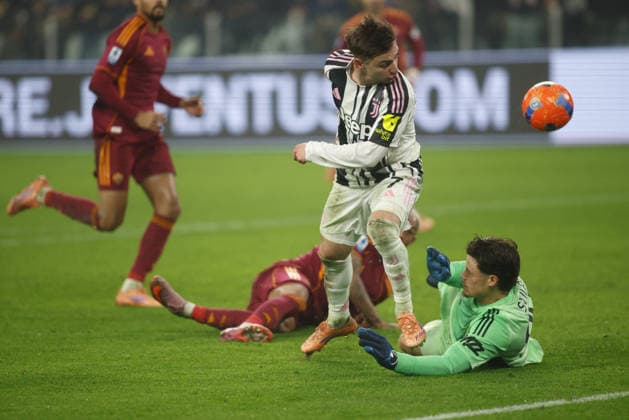 CALCIO - Serie A - Juventus FC vs AS Roma Francisco Conceicao of Juventus FC and Mile Svilar of AS Roma during the Italian Serie A, 2025 26 season, football match between Juventus FC and AS Roma on20 December 2025, at Allianz stadium, Turin, Italy. Photo Nderim KACELI Turin Italy  Copyright: xIPAxSport ABACAx