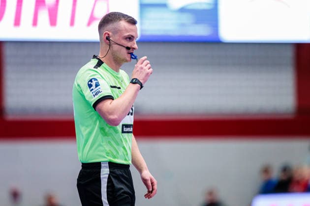 Lukas Schwarzmeier Referee GER, TuS N Luebbecke vs HSG Krefeld Niederrhein, Handball, 2 Bundesliga, Matchday 16, Season 2025 2026, 20 12 2025 GER, TuS N Luebbecke vs HSG Krefeld Niederrhein, Handball, 2 Bundesliga, Matchday 16, Season 2025 2026, 20 12 2025 Luebbecke Copyright: xEibner-Pressefoto JanxRollingerx EP_JSK
